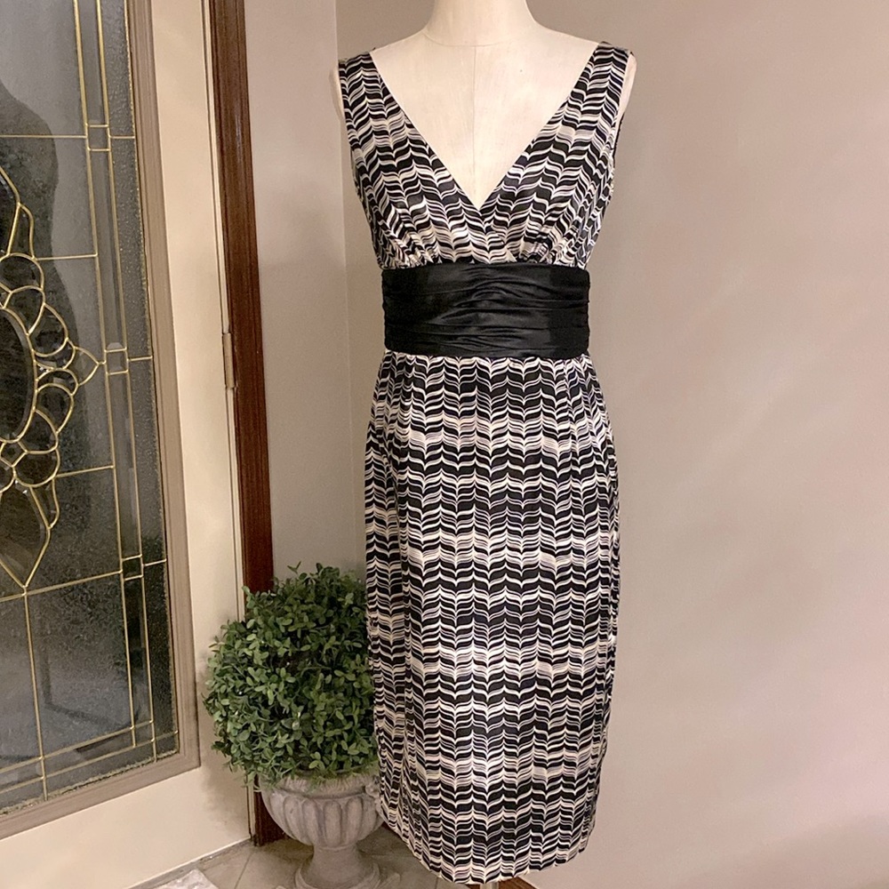 London Times women’s black, white midi geometric design dress V neck back slit